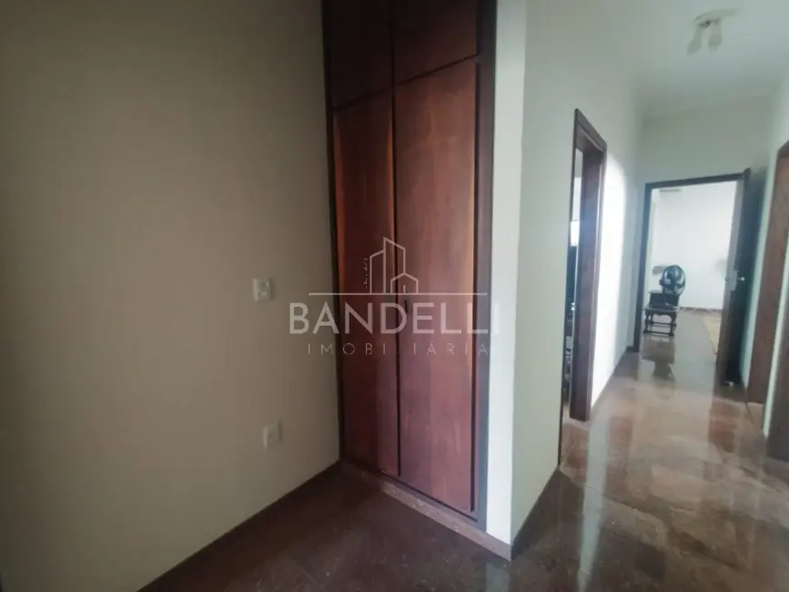 Casa com 5 quartos à venda, 250m2 em Centro, Araraquara - SP - imagem 4 Foto 4 de Casa com 5 quartos à venda, 250m2 em Centro, Araraquara - SP