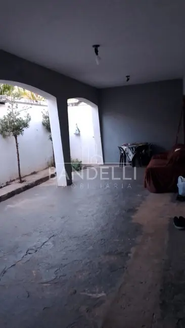 Casa com 3 quartos à venda, 191m2 em Jardim Roberto Selmi Dei, Araraquara - SP - imagem 4 Foto 4 de Casa com 3 quartos à venda, 191m2 em Jardim Roberto Selmi Dei, Araraquara - SP