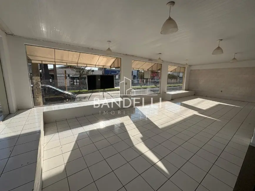 Foto 3 de Sala Comercial para alugar, 133m2 em Jardim Floridiana (Vila Xavier), Araraquara - SP