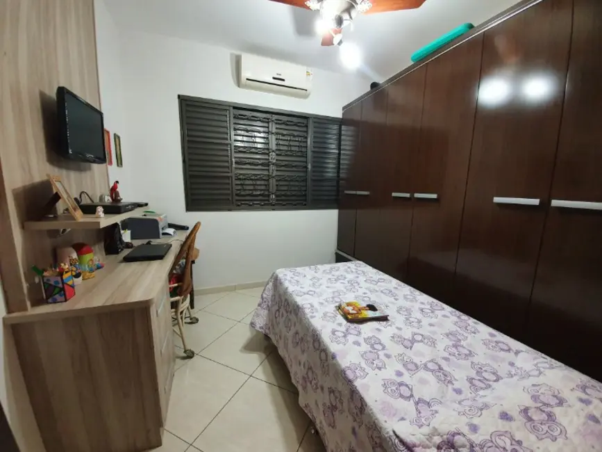 Casa com 4 quartos à venda, 278m2 em Centro, Araraquara - SP - imagem 6 Foto 6 de Casa com 4 quartos à venda, 278m2 em Centro, Araraquara - SP