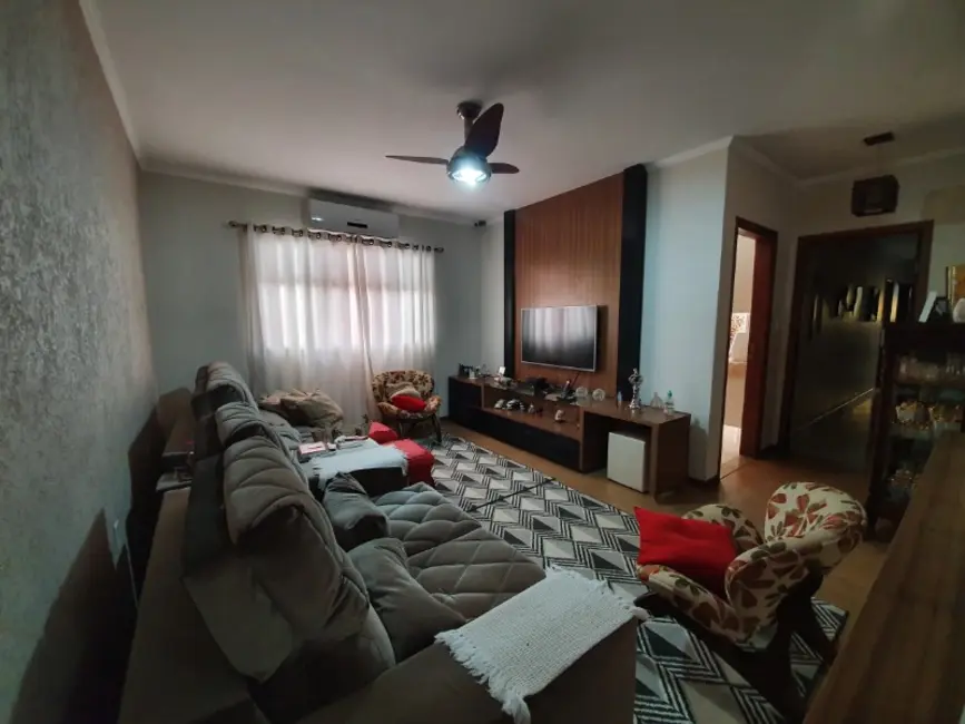 Casa com 4 quartos à venda, 278m2 em Centro, Araraquara - SP - imagem 3 Foto 3 de Casa com 4 quartos à venda, 278m2 em Centro, Araraquara - SP