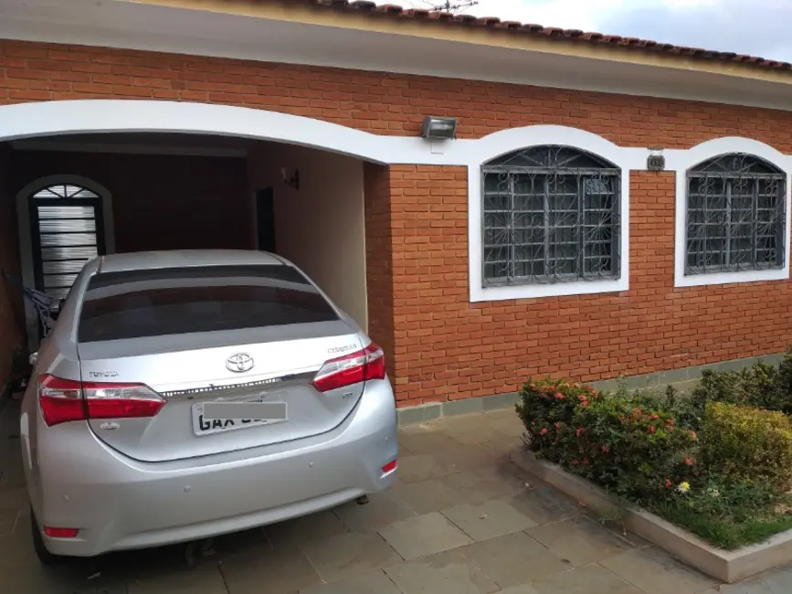 Casa com 3 quartos à venda, 213m2 em Jardim Adalgisa, Araraquara - SP - imagem 1 Foto 1 de Casa com 3 quartos à venda, 213m2 em Jardim Adalgisa, Araraquara - SP