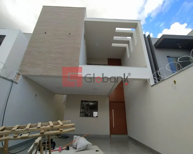 Foto 1 de Casa com 3 quartos à venda, 180m2 em Ibituruna, Montes Claros - MG
