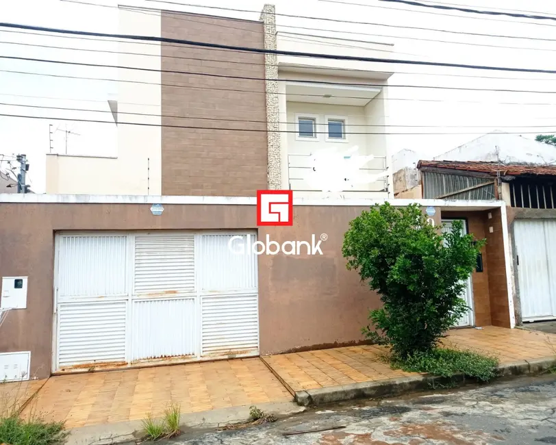 Foto 1 de Casa com 4 quartos à venda, 315m2 em Vila Brasília, Montes Claros - MG