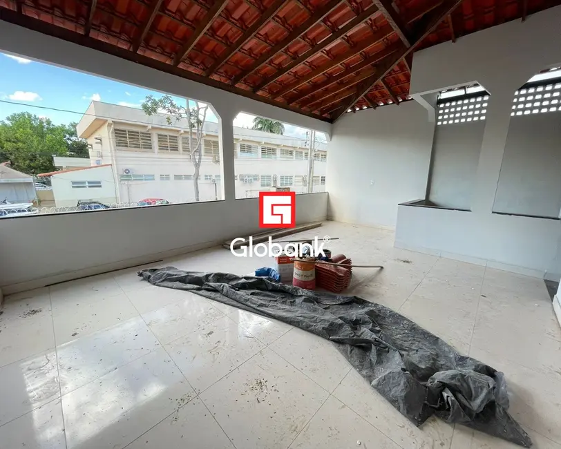 Foto 2 de Casa com 3 quartos para alugar, 90m2 em Santo Antônio, Montes Claros - MG