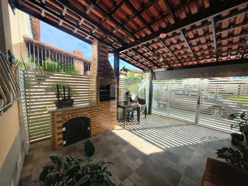 Foto 2 de Casa de Condomínio com 2 quartos à venda, 90m2 em Jóquei Clube, Sao Goncalo - RJ