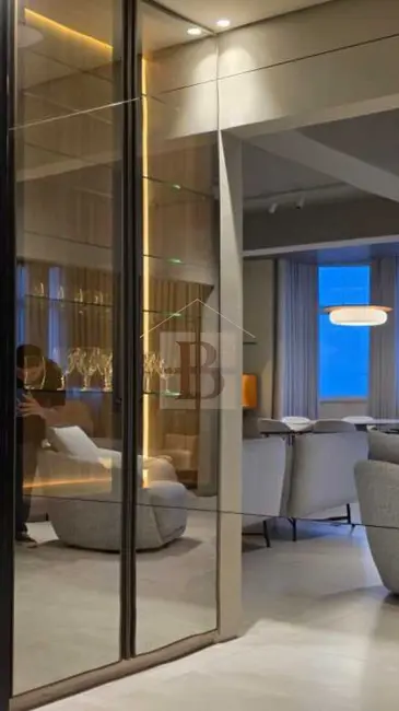Apartamento com 3 quartos à venda, 240m2 em Copacabana, Rio De Janeiro - RJ - imagem 4 Foto 4 de Apartamento com 3 quartos à venda, 240m2 em Copacabana, Rio De Janeiro - RJ