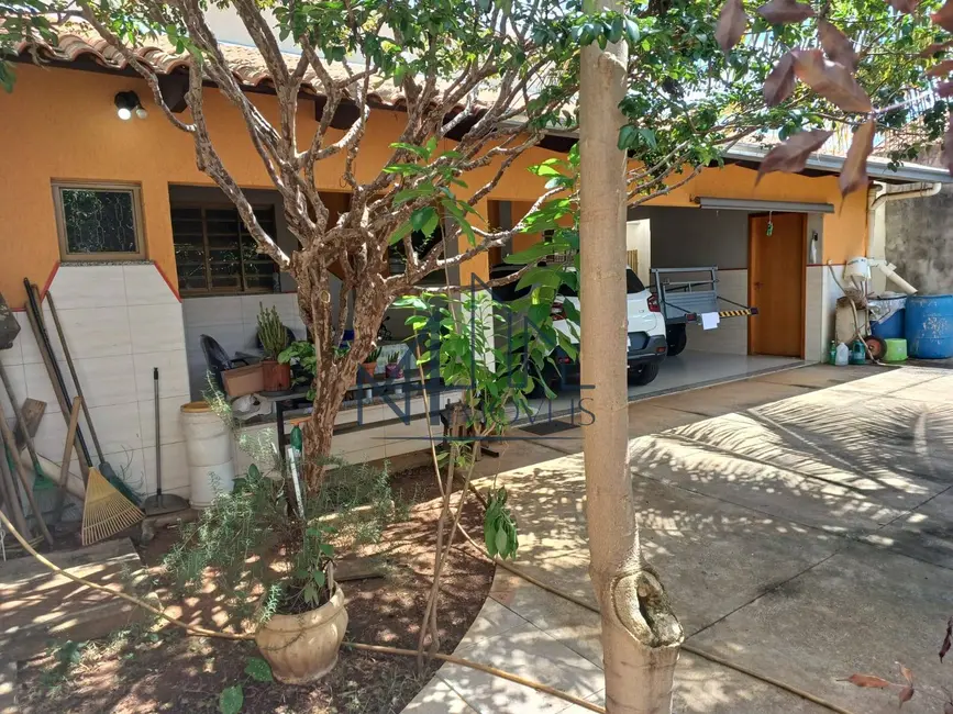 Casa com 3 quartos à venda, 360m2 em Parque Santa Cecília, Aparecida De Goiania - GO - imagem 3 Foto 3 de Casa com 3 quartos à venda, 360m2 em Parque Santa Cecília, Aparecida De Goiania - GO