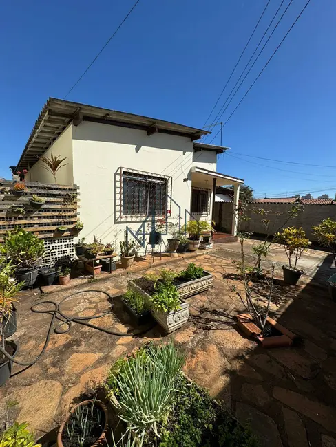 Foto 2 de Casa com 3 quartos à venda, 429m2 em Setor Coimbra, Goiania - GO