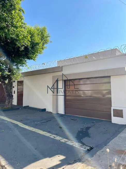 Casa com 3 quartos à venda, 300m2 em Setor Grajaú, Goiania - GO - imagem 1 Foto 1 de Casa com 3 quartos à venda, 300m2 em Setor Grajaú, Goiania - GO