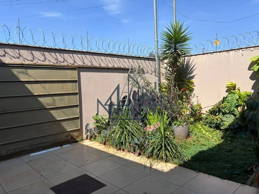 Casa com 3 quartos à venda, 197m2 em Cardoso Continuação, Aparecida De Goiania - GO - imagem 3 Foto 3 de Casa com 3 quartos à venda, 197m2 em Cardoso Continuação, Aparecida De Goiania - GO