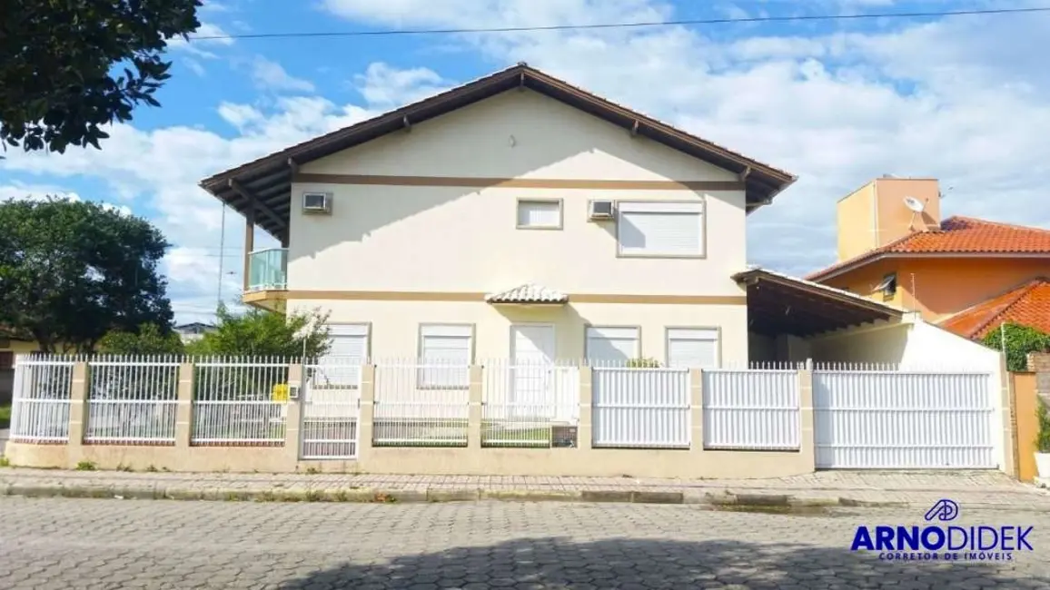 Casa com 4 quartos à venda, 250m2 em Bombinhas - SC - imagem 3 Foto 3 de Casa com 4 quartos à venda, 250m2 em Bombinhas - SC