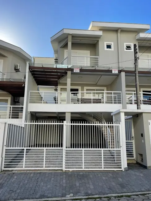 Foto 2 de Sobrado com 3 quartos para alugar, 60m2 em Bombinhas - SC