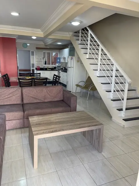 Foto 3 de Sobrado com 3 quartos para alugar, 60m2 em Bombinhas - SC