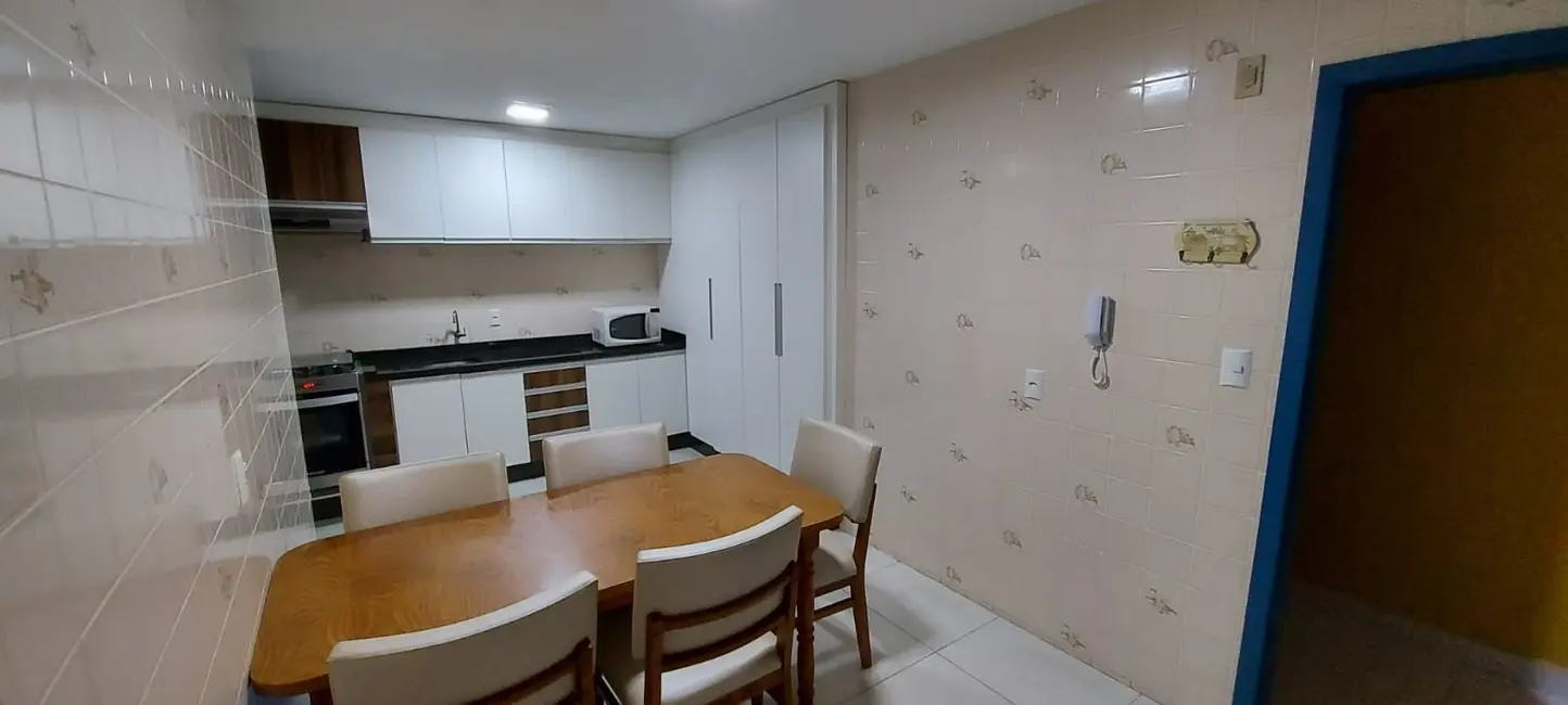 Apartamento com 3 quartos para alugar, 130m2 em Bombinhas - SC - imagem 8 Foto 8 de Apartamento com 3 quartos para alugar, 130m2 em Bombinhas - SC