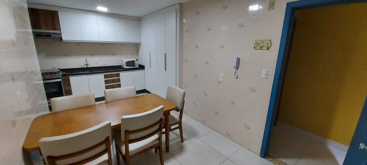 Apartamento com 3 quartos para alugar, 130m2 em Bombinhas - SC - imagem 9 Foto 9 de Apartamento com 3 quartos para alugar, 130m2 em Bombinhas - SC