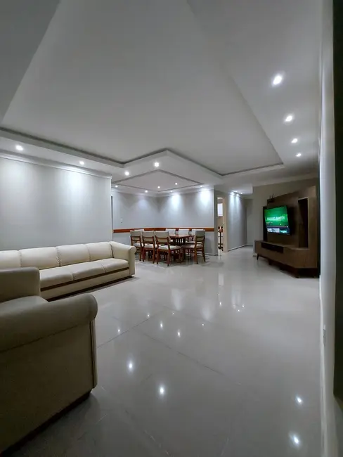 Apartamento com 3 quartos para alugar, 79m2 em Bombinhas - SC - imagem 1 Foto 1 de Apartamento com 3 quartos para alugar, 79m2 em Bombinhas - SC