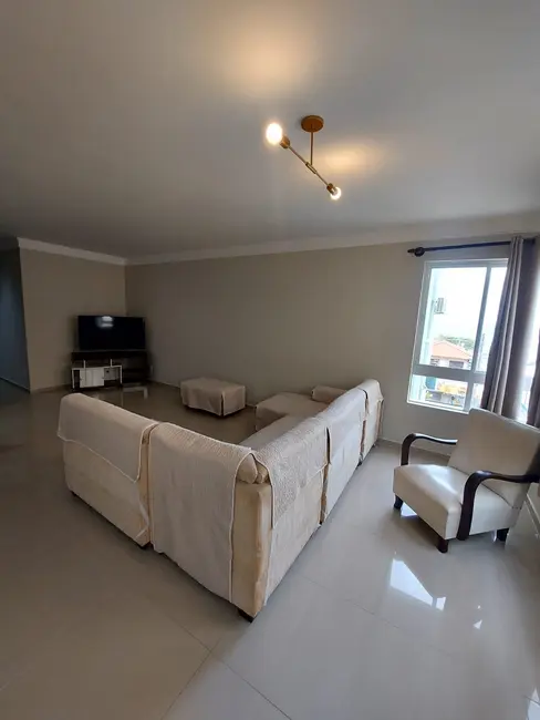 Apartamento com 3 quartos para alugar, 79m2 em Bombinhas - SC - imagem 3 Foto 3 de Apartamento com 3 quartos para alugar, 79m2 em Bombinhas - SC