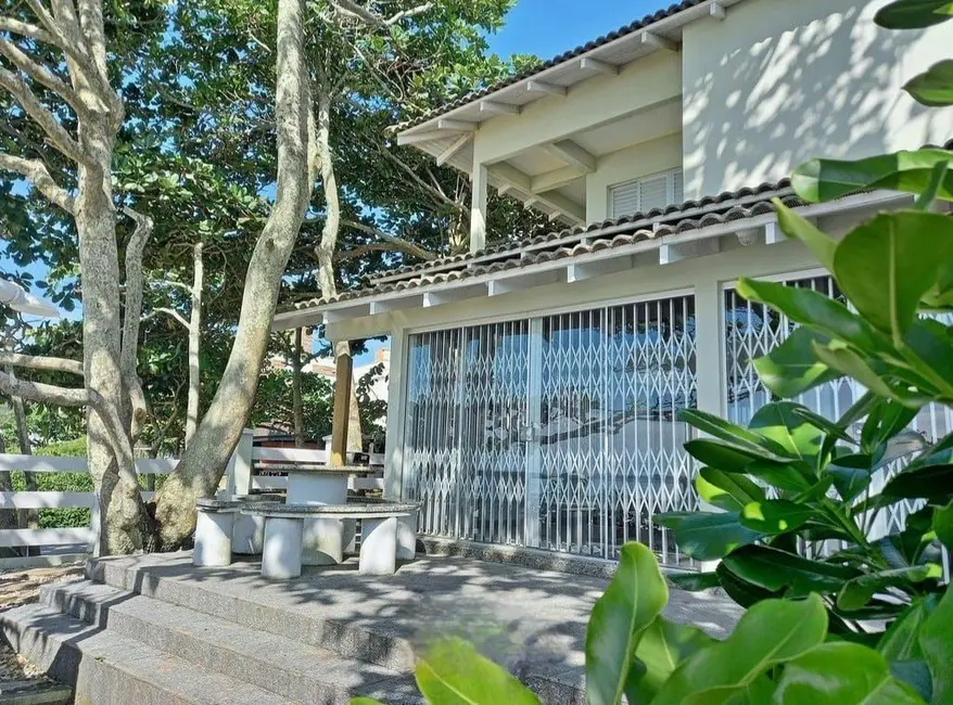 Foto 2 de Casa com 4 quartos para alugar, 180m2 em Bombinhas - SC