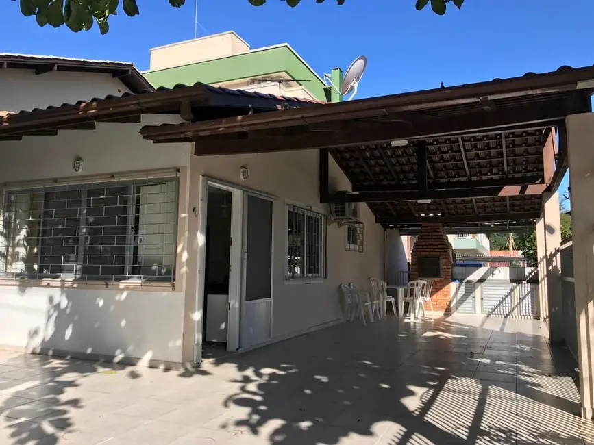 Casa com 3 quartos à venda, 150m2 em Bombinhas - SC - imagem 2 Foto 2 de Casa com 3 quartos à venda, 150m2 em Bombinhas - SC