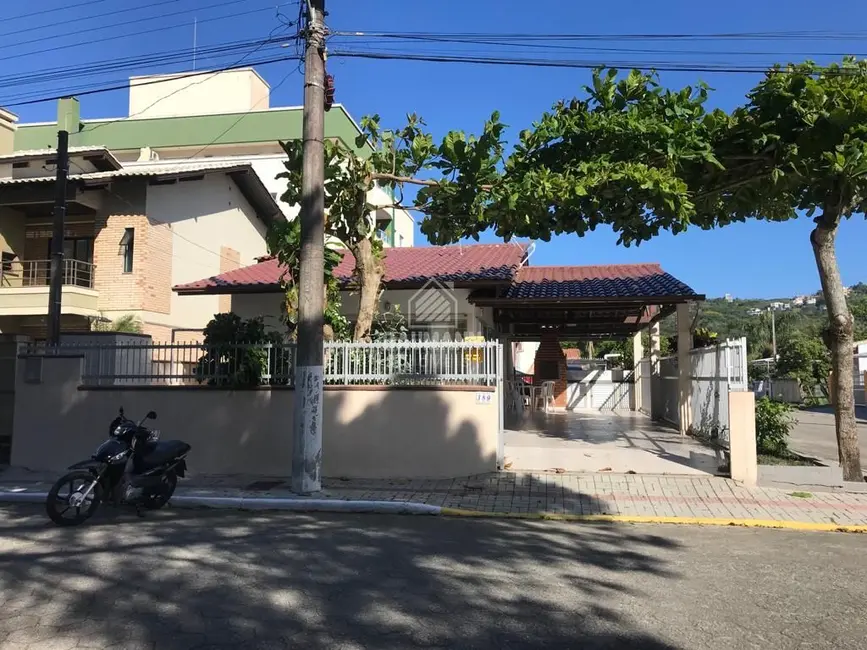 Foto 1 de Casa com 3 quartos à venda, 150m2 em Bombinhas - SC