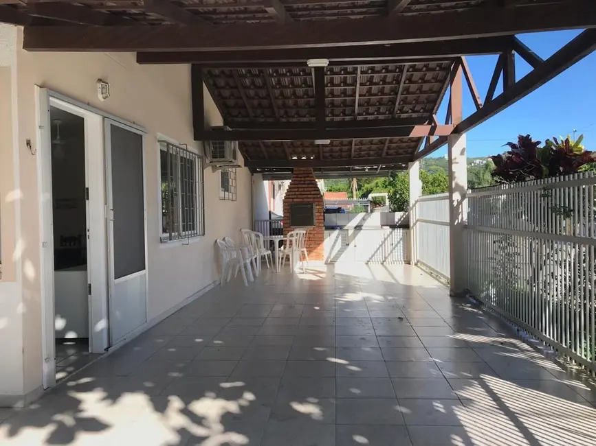 Casa com 3 quartos à venda, 150m2 em Bombinhas - SC - imagem 3 Foto 3 de Casa com 3 quartos à venda, 150m2 em Bombinhas - SC