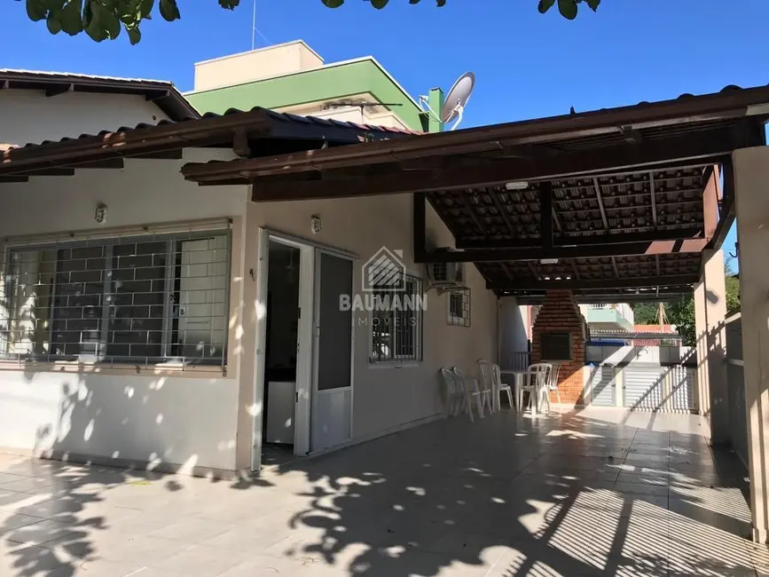 Foto 2 de Casa com 3 quartos à venda, 150m2 em Bombinhas - SC