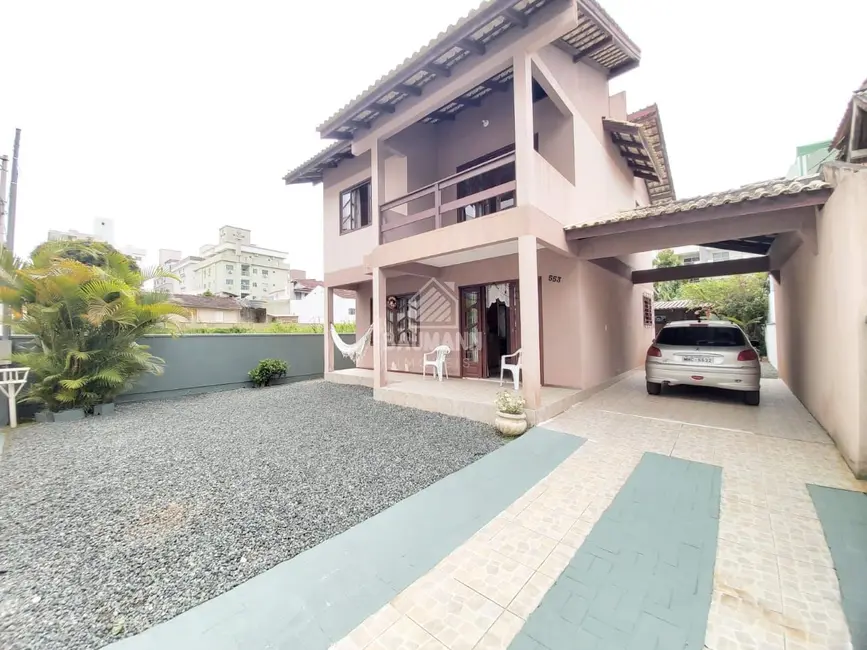 Foto 2 de Casa com 3 quartos para alugar, 79m2 em Bombinhas - SC