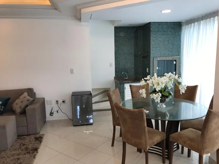 Apartamento com 3 quartos para alugar, 190m2 em Centro, Bombinhas - SC - imagem 5 Foto 5 de Apartamento com 3 quartos para alugar, 190m2 em Centro, Bombinhas - SC