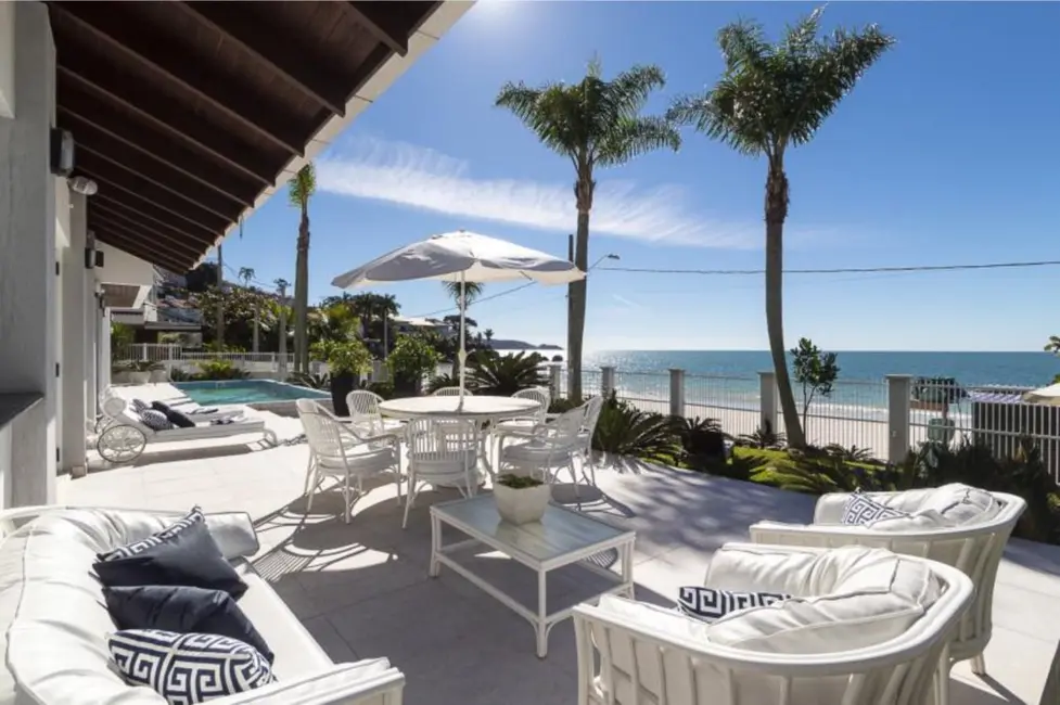 Casa com 4 quartos para alugar, 462m2 em Centro, Bombinhas - SC - imagem 4 Foto 4 de Casa com 4 quartos para alugar, 462m2 em Centro, Bombinhas - SC