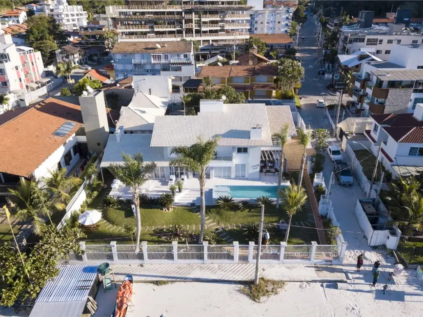 Casa com 4 quartos para alugar, 462m2 em Centro, Bombinhas - SC - imagem 5 Foto 5 de Casa com 4 quartos para alugar, 462m2 em Centro, Bombinhas - SC