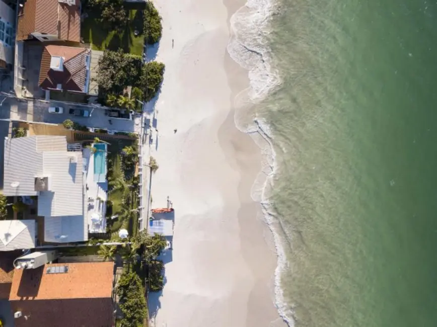 Casa com 4 quartos para alugar, 462m2 em Centro, Bombinhas - SC - imagem 8 Foto 8 de Casa com 4 quartos para alugar, 462m2 em Centro, Bombinhas - SC