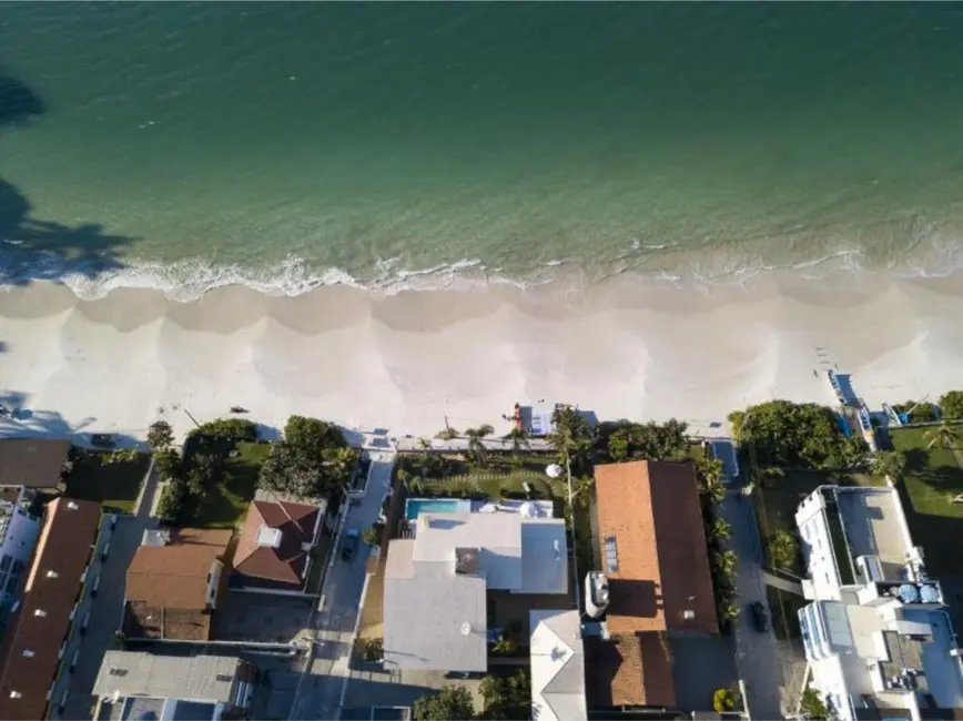 Casa com 4 quartos para alugar, 462m2 em Centro, Bombinhas - SC - imagem 6 Foto 6 de Casa com 4 quartos para alugar, 462m2 em Centro, Bombinhas - SC