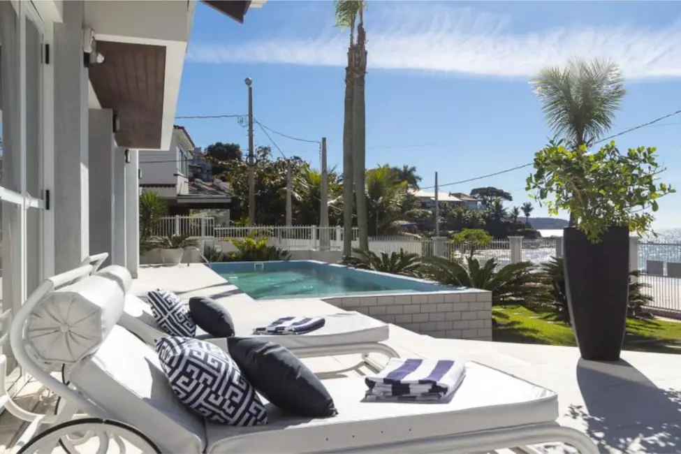 Casa com 4 quartos para alugar, 462m2 em Centro, Bombinhas - SC - imagem 3 Foto 3 de Casa com 4 quartos para alugar, 462m2 em Centro, Bombinhas - SC