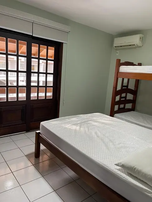 Foto 8 de Sobrado com 2 quartos para alugar, 65m2 em Bombinhas - SC