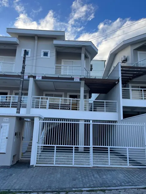 Foto 2 de Sobrado com 3 quartos para alugar, 70m2 em Bombinhas - SC