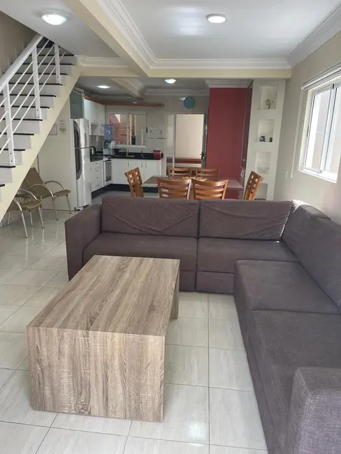 Foto 3 de Sobrado com 3 quartos para alugar, 70m2 em Bombinhas - SC