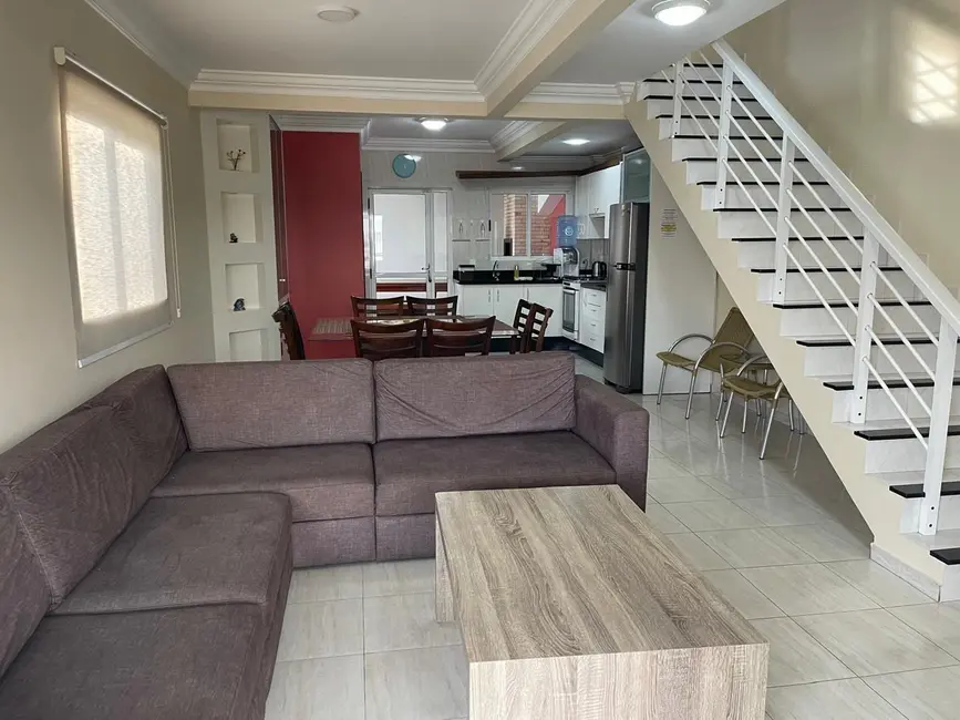 Foto 1 de Sobrado com 3 quartos para alugar, 70m2 em Bombinhas - SC