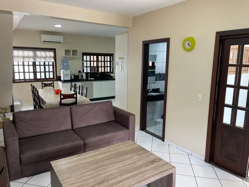 Foto 3 de Sobrado com 2 quartos para alugar, 65m2 em Bombinhas - SC