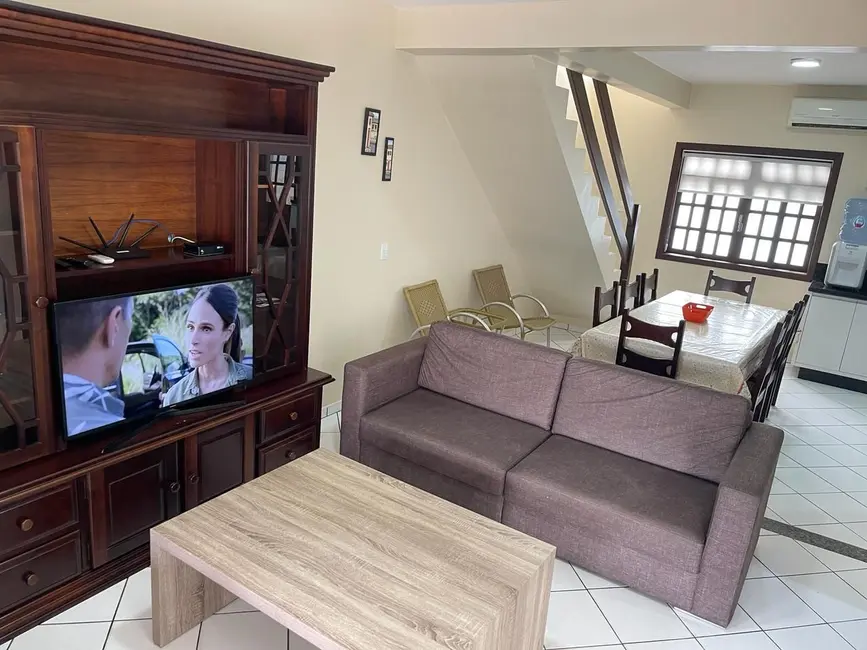 Foto 1 de Sobrado com 2 quartos para alugar, 65m2 em Bombinhas - SC