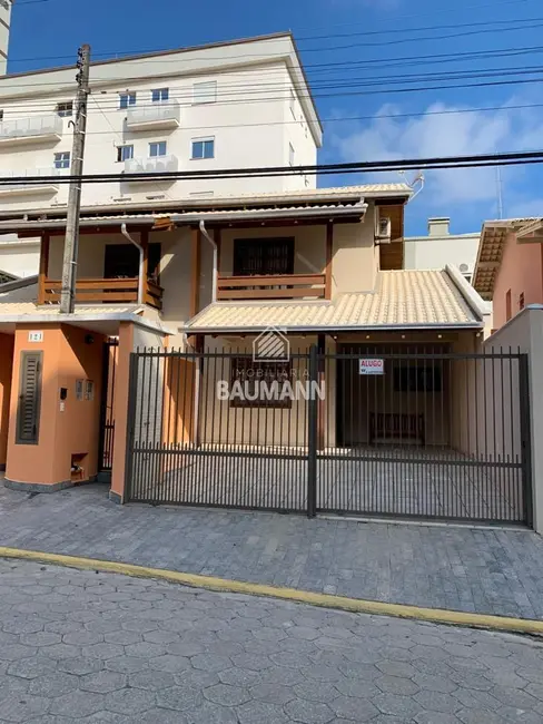 Foto 1 de Sobrado com 2 quartos para alugar, 65m2 em Bombinhas - SC