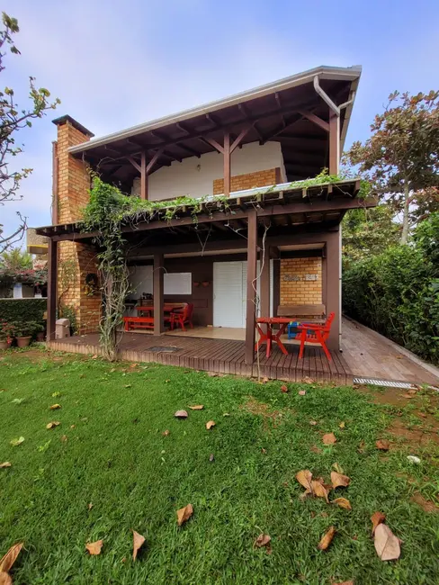 Foto 1 de Casa com 5 quartos para alugar, 140m2 em Bombinhas - SC