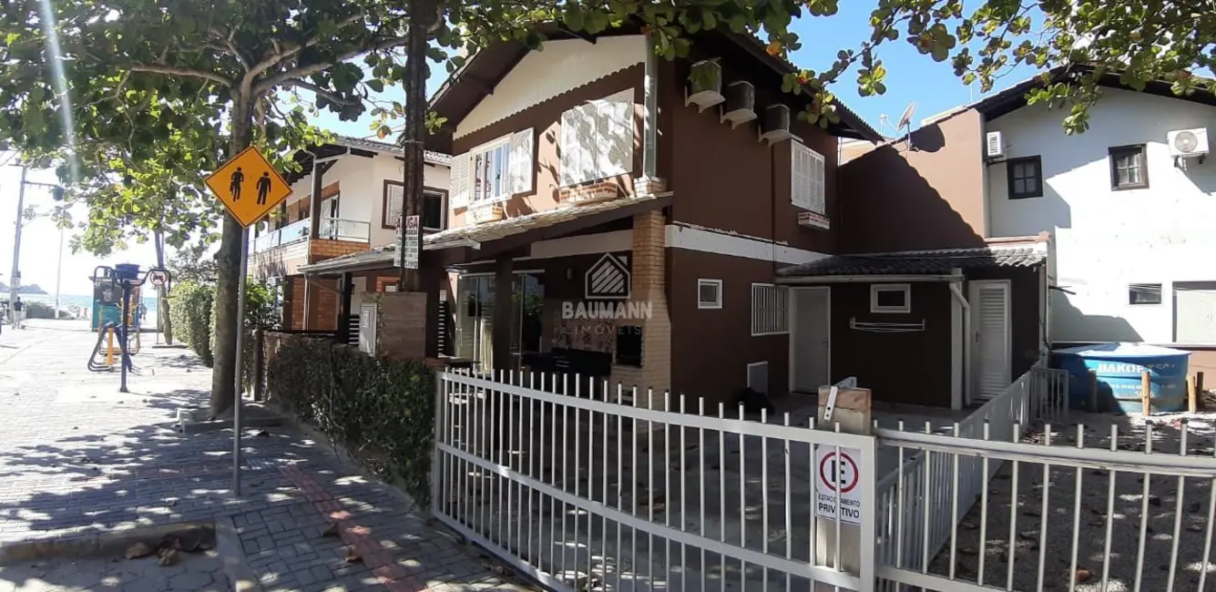 Foto 1 de Casa com 3 quartos para alugar, 100m2 em Bombinhas - SC