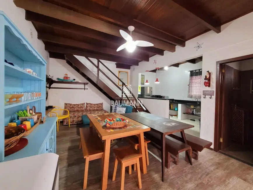 Foto 2 de Casa com 3 quartos para alugar, 100m2 em Bombinhas - SC