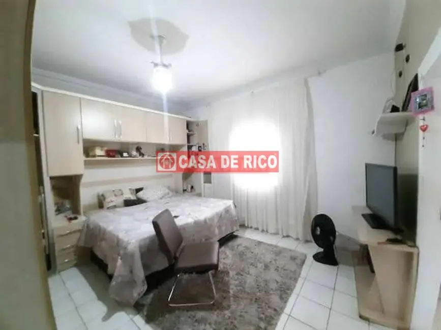 Casa com 4 quartos à venda, 132m2 em Jardim Athenas, Londrina - PR - imagem 4 Foto 4 de Casa com 4 quartos à venda, 132m2 em Jardim Athenas, Londrina - PR
