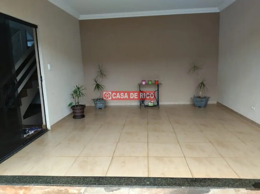 Sobrado com 4 quartos à venda, 286m2 em Jardim Continental, Londrina - PR - imagem 4 Foto 4 de Sobrado com 4 quartos à venda, 286m2 em Jardim Continental, Londrina - PR