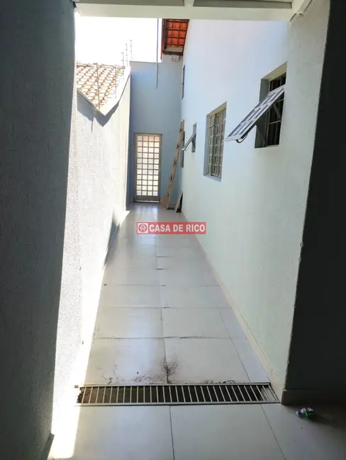 Casa com 3 quartos à venda, 160m2 em Jardim Campos Verdes, Londrina - PR - imagem 5 Foto 5 de Casa com 3 quartos à venda, 160m2 em Jardim Campos Verdes, Londrina - PR