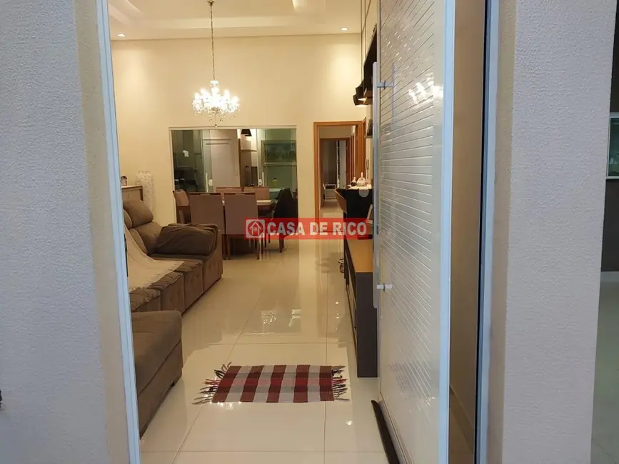 Casa com 3 quartos à venda, 143m2 em Londrina - PR - imagem 6 Foto 6 de Casa com 3 quartos à venda, 143m2 em Londrina - PR