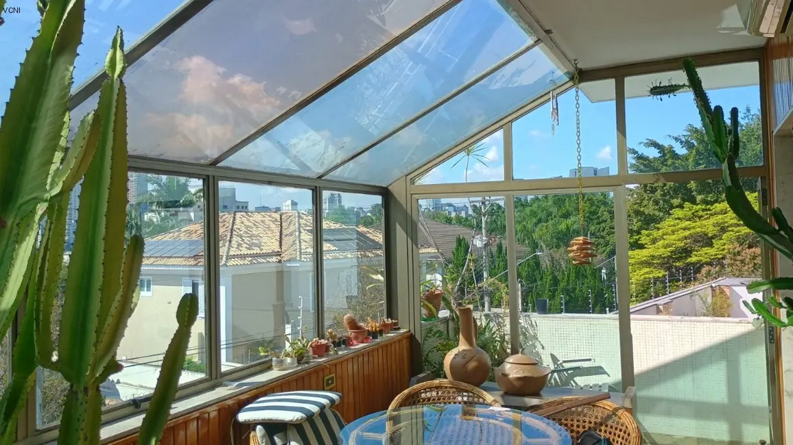 Casa com 3 quartos à venda, 325m2 em Jardim Everest, São Paulo - SP - imagem 2 Foto 2 de Casa com 3 quartos à venda, 325m2 em Jardim Everest, São Paulo - SP