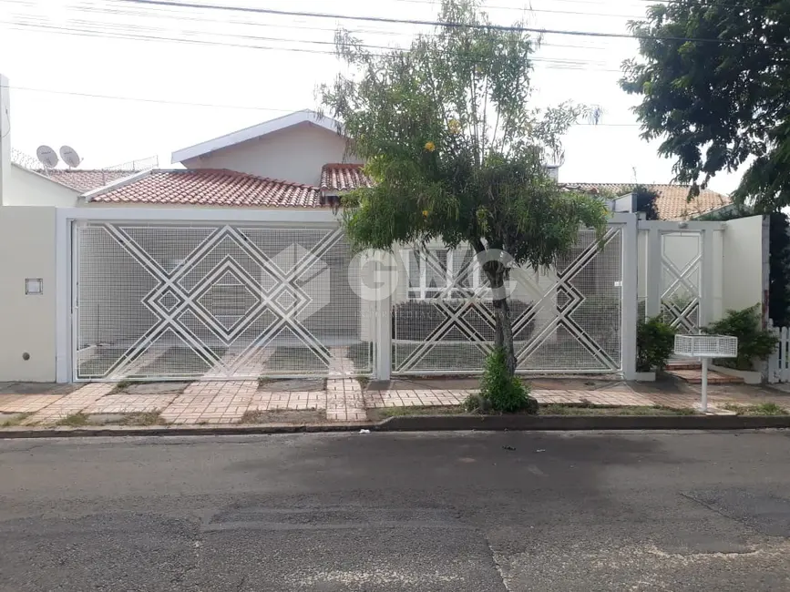 Foto 1 de Casa com 3 quartos para alugar, 218m2 em Marilia - SP